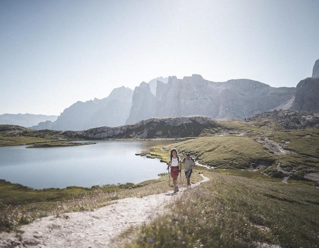 Escursione intorno a un lago di montagna