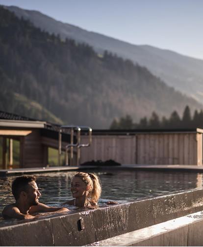 Zwei Gäste im Sky-Pool