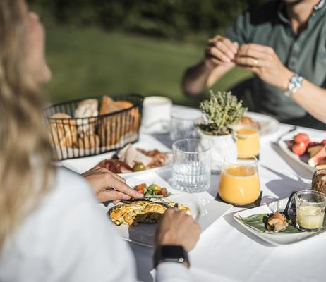 Zwei Gäste beim Frühstück