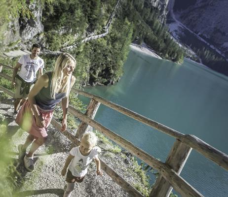 Escursione con la famiglia al Lago di Braies