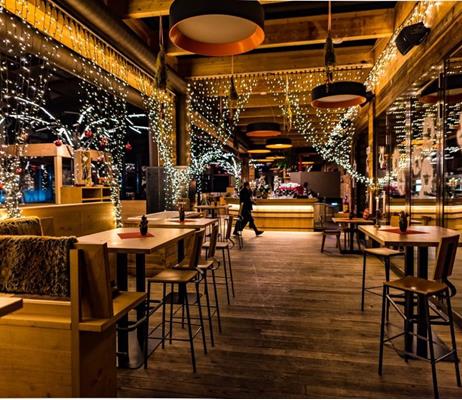 max-alm-restaurant-by-night