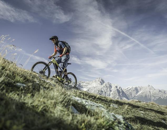 Uomo con la mountainbike